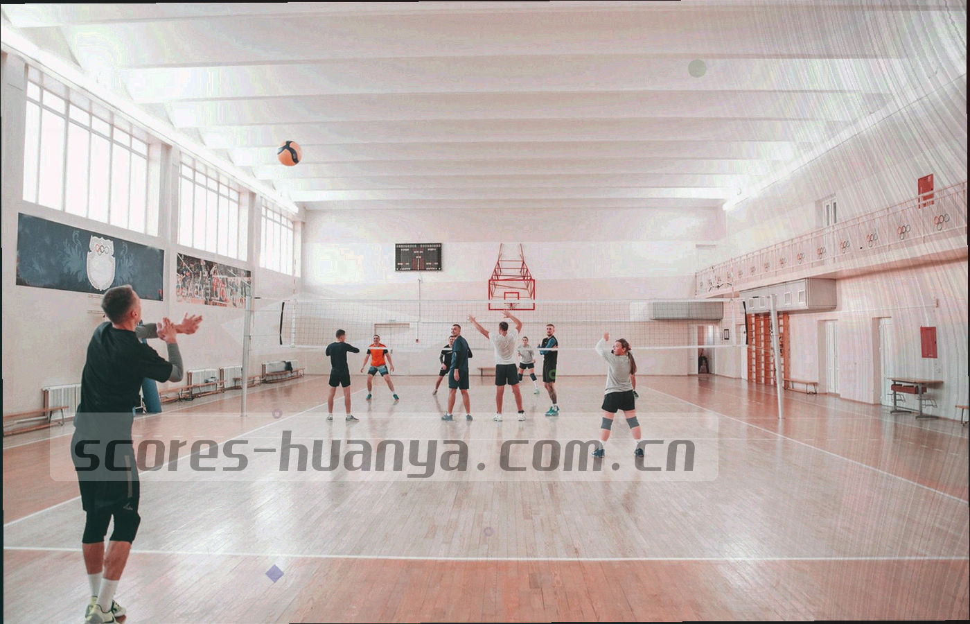 俯拍跑道线条与场地节奏，画面无人